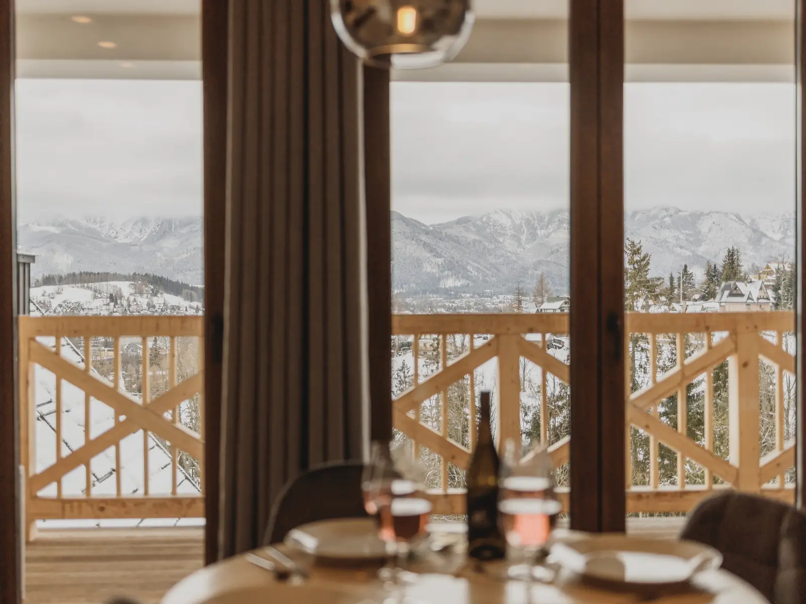 Jadalnia apartamentu w Apart H900, za oknem ośnieżone Tatry