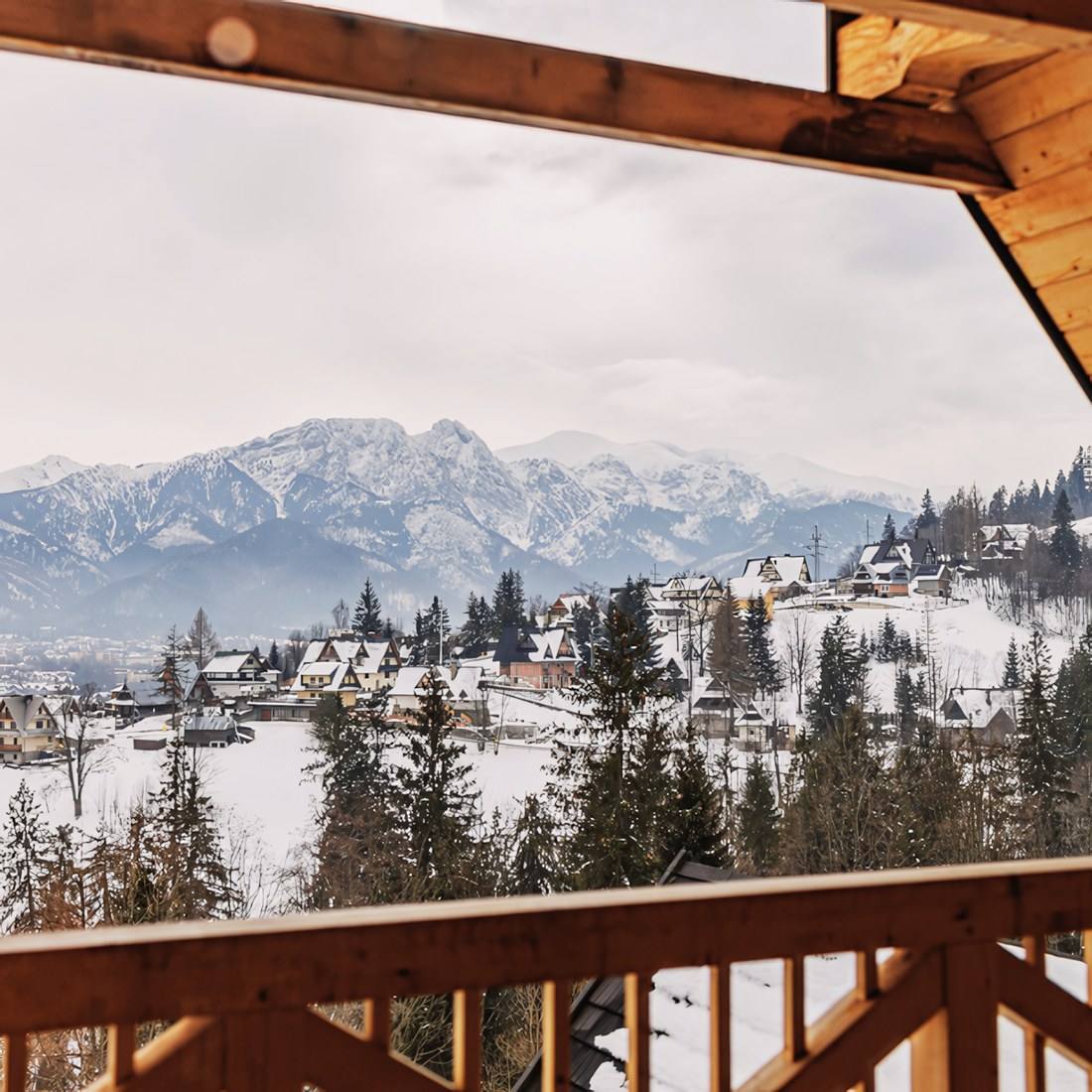 Zimowy widok z balkonu Apart H900 na ośnieżone Tatry