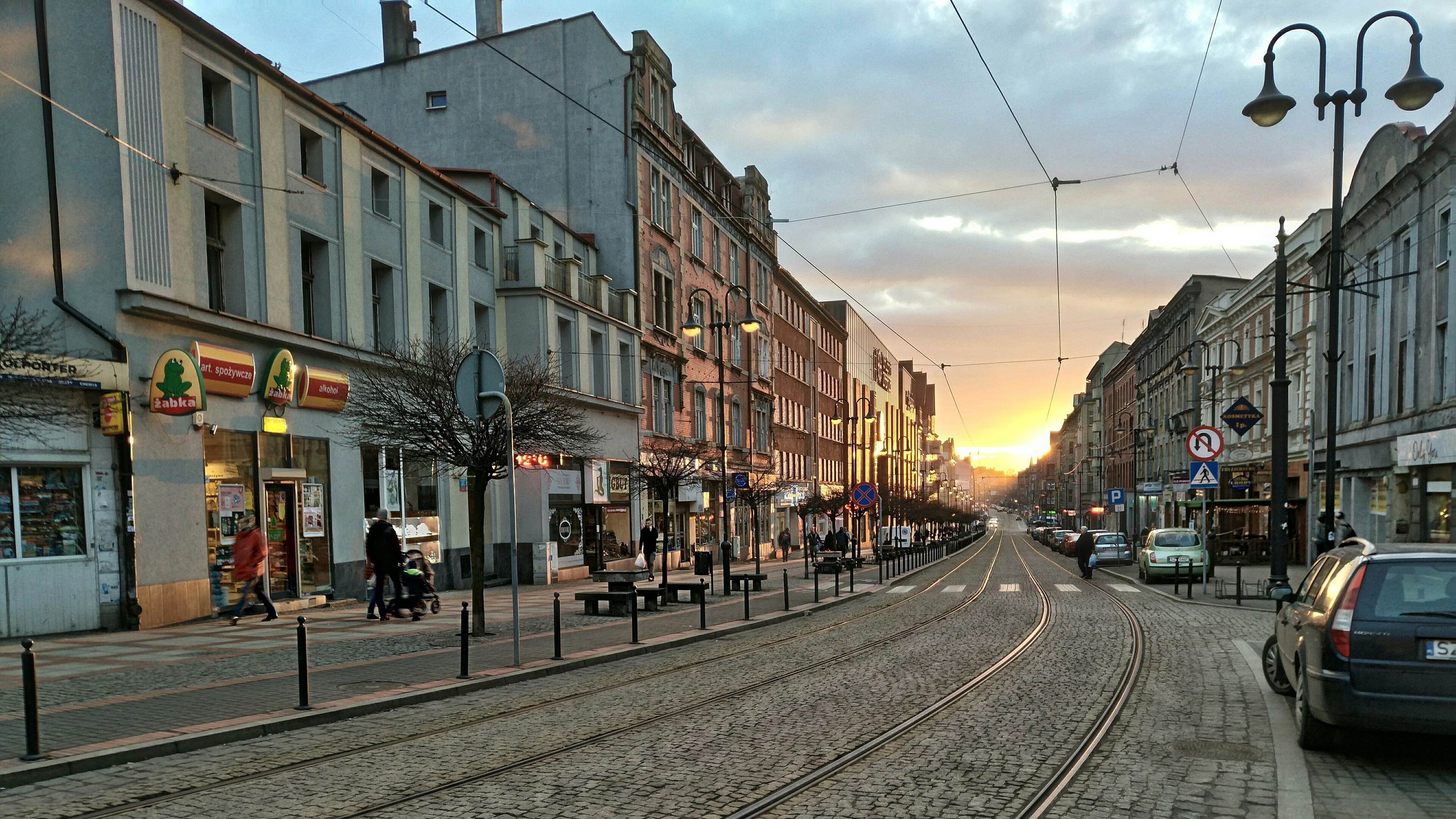 Kamienice przy ulicy Wolności w centrum Zabrza o zachodzie słońca